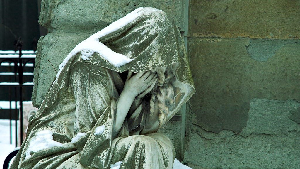 Плакальщица под снегом|| Введенское кладбище, Москва | Vvedenskoe cemetery, Moscow