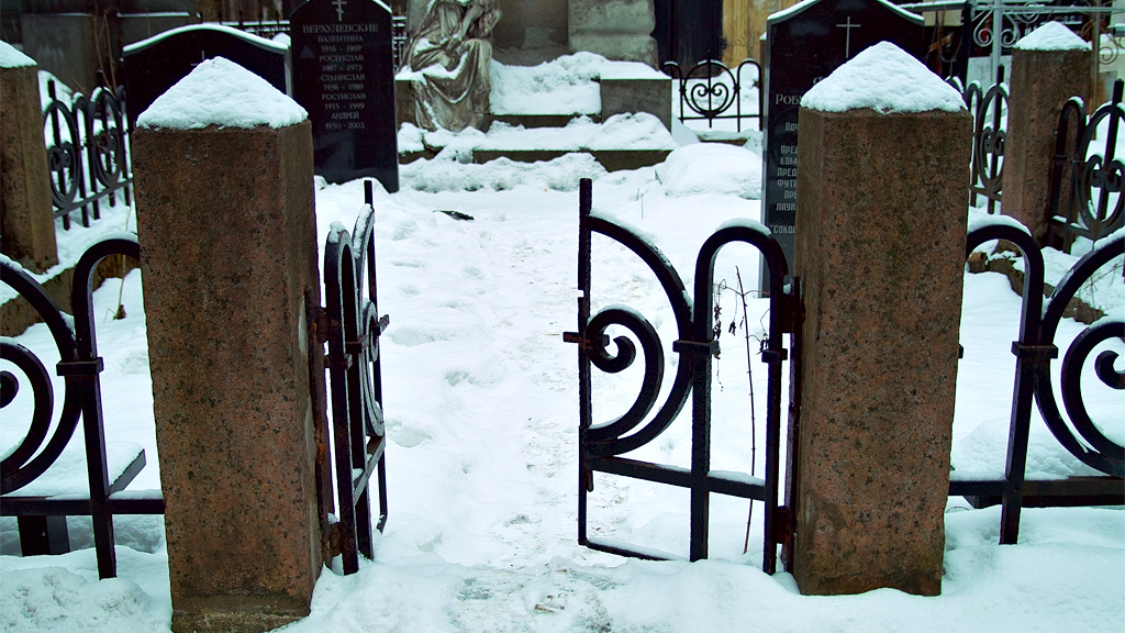 Плакальщица издалека|| Введенское кладбище, Москва | Vvedenskoe cemetery, Moscow